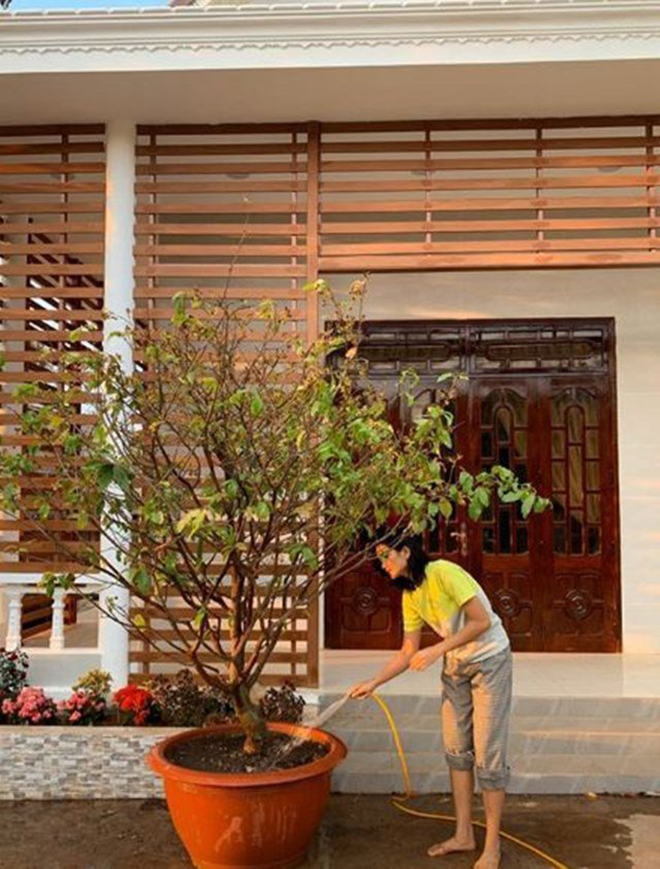 Cuộc sống ở nhà thuê, toàn dùng đồ bình dân của hoa hậu H’Hen Niê - Ảnh 2. Cuộc sống ở nhà thuê, toàn dùng đồ bình dân của hoa hậu H’Hen Niê - Ảnh 2.