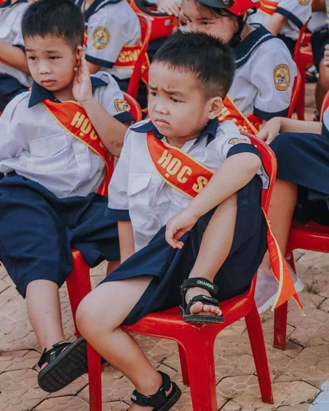 Ngày khai giảng đã qua mà cậu nhóc này vẫn làm mưa làm gió MXH vì biểu cảm cực lạ, nhiều người còn đoán được tương lai tóm gọn trong 2 chữ - Ảnh 1.