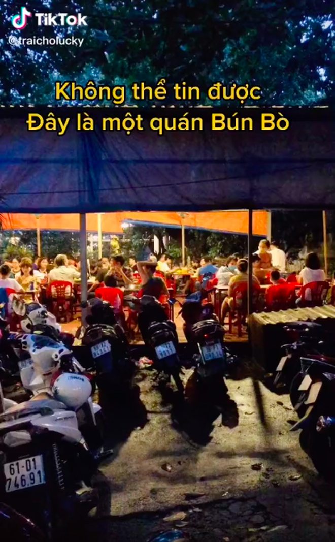 Đi ăn bún bò ven đường, chàng trai sốc trước cảnh tượng xe hơi xếp hàng dài như “trẩy hội”, khách đông còn hơn đám cưới? - Ảnh 3.