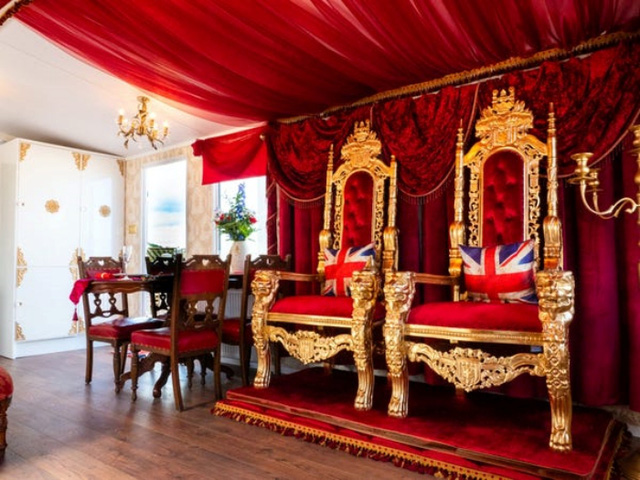 Bỏ 4,8 triệu/đêm trải nghiệm cuộc sống vương giả trong cung điện Buckingham phiên bản... lều trại - Ảnh 3.