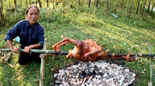 Dùng tay trần sờ vào đồ ăn nhưng lần này Bà Tân Vlog nhanh chóng giải thích lý do trước khi cư dân mạng kịp ý kiến - Ảnh 5.