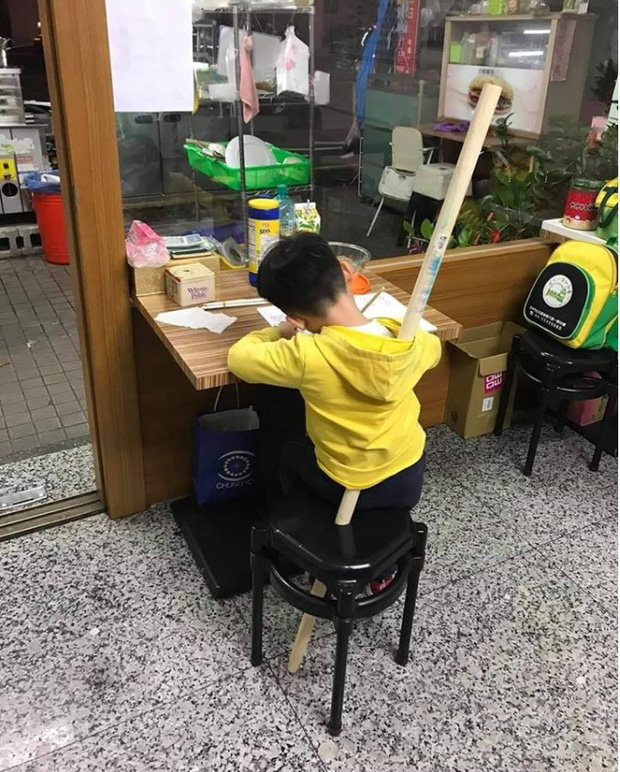 Năm học mới vừa bắt đầu được 3 ngày nhưng phụ huynh đã rần rần chia sẻ chùm ảnh này và kêu cứu: Ai kèm con học hộ tôi với, mệt mỏi lắm rồi đây này! - Ảnh 11. Năm học mới vừa bắt đầu được 3 ngày nhưng phụ huynh đã rần rần chia sẻ chùm ảnh này và kêu cứu: Ai kèm con học hộ tôi với, mệt mỏi lắm rồi đây này! - Ảnh 11.