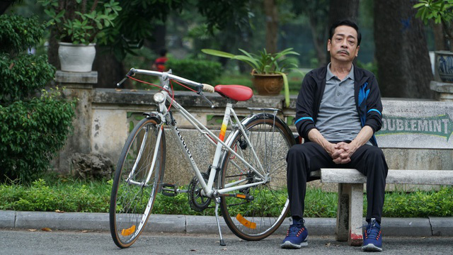 Trở về giữa yêu thương có bị ảnh hưởng khi NSND Hoàng Dũng phẫu thuật cột sống? - Ảnh 1.