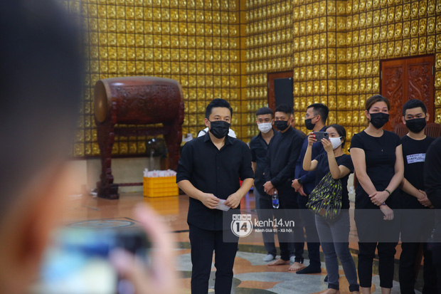 Cập nhật tang lễ NS Vân Quang Long: Lam Trường lặng lẽ đến viếng, rơi nước mắt với hình ảnh các con của cố NS chắp tay cảm ơn từng người - Ảnh 1. Cập nhật tang lễ NS Vân Quang Long: Lam Trường lặng lẽ đến viếng, rơi nước mắt với hình ảnh các con của cố NS chắp tay cảm ơn từng người - Ảnh 1.