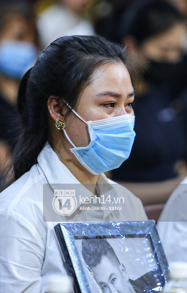 Xót xa hình ảnh vợ cố NS Vân Quang Long mắt đỏ ngầu ôm di ảnh chồng, con thơ bật khóc không chịu đeo khăn tang - Ảnh 2. Xót xa hình ảnh vợ cố NS Vân Quang Long mắt đỏ ngầu ôm di ảnh chồng, con thơ bật khóc không chịu đeo khăn tang - Ảnh 2.