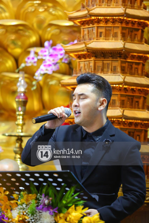 Cập nhật tang lễ NS Vân Quang Long: Lam Trường lặng lẽ đến viếng, rơi nước mắt với hình ảnh các con của cố NS chắp tay cảm ơn từng người - Ảnh 12. Cập nhật tang lễ NS Vân Quang Long: Lam Trường lặng lẽ đến viếng, rơi nước mắt với hình ảnh các con của cố NS chắp tay cảm ơn từng người - Ảnh 12.