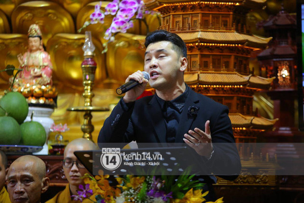 Cập nhật tang lễ NS Vân Quang Long: Lam Trường lặng lẽ đến viếng, rơi nước mắt với hình ảnh các con của cố NS chắp tay cảm ơn từng người - Ảnh 14. Cập nhật tang lễ NS Vân Quang Long: Lam Trường lặng lẽ đến viếng, rơi nước mắt với hình ảnh các con của cố NS chắp tay cảm ơn từng người - Ảnh 14.