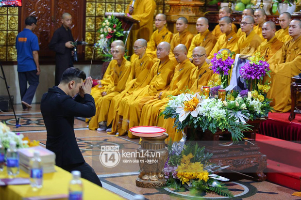 Cập nhật tang lễ NS Vân Quang Long: Lam Trường lặng lẽ đến viếng, rơi nước mắt với hình ảnh các con của cố NS chắp tay cảm ơn từng người - Ảnh 16. Cập nhật tang lễ NS Vân Quang Long: Lam Trường lặng lẽ đến viếng, rơi nước mắt với hình ảnh các con của cố NS chắp tay cảm ơn từng người - Ảnh 16.