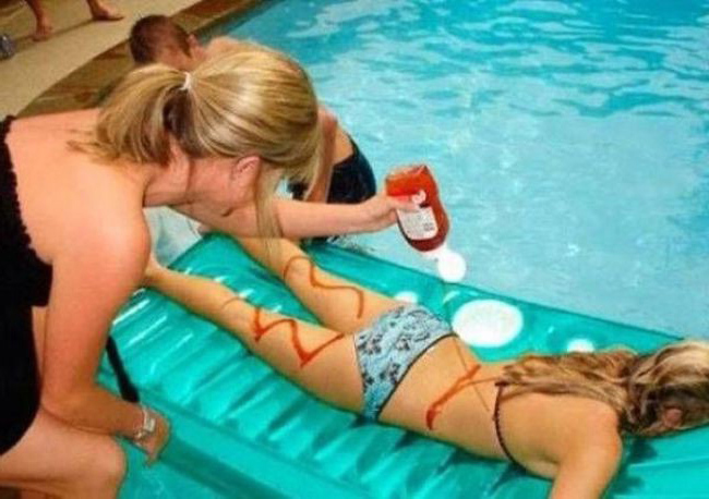 Hậu quả lĩnh đủ khi đi ngủ không phòng thủ với lũ bạn - Ảnh 3.