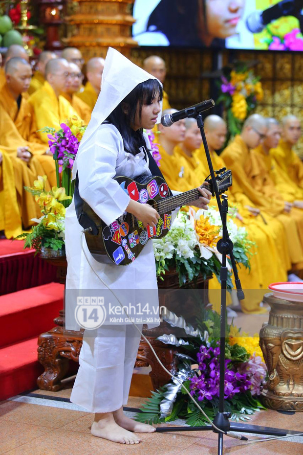 Cập nhật tang lễ NS Vân Quang Long: Lam Trường lặng lẽ đến viếng, rơi nước mắt với hình ảnh các con của cố NS chắp tay cảm ơn từng người - Ảnh 25. Cập nhật tang lễ NS Vân Quang Long: Lam Trường lặng lẽ đến viếng, rơi nước mắt với hình ảnh các con của cố NS chắp tay cảm ơn từng người - Ảnh 25.