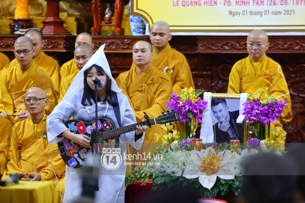 Cập nhật tang lễ NS Vân Quang Long: Lam Trường lặng lẽ đến viếng, rơi nước mắt với hình ảnh các con của cố NS chắp tay cảm ơn từng người - Ảnh 29. Cập nhật tang lễ NS Vân Quang Long: Lam Trường lặng lẽ đến viếng, rơi nước mắt với hình ảnh các con của cố NS chắp tay cảm ơn từng người - Ảnh 29.