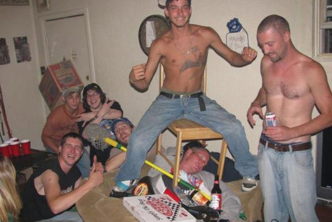 Hậu quả lĩnh đủ khi đi ngủ không phòng thủ với lũ bạn - Ảnh 4.