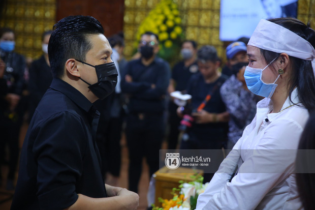 Cập nhật tang lễ NS Vân Quang Long: Lam Trường lặng lẽ đến viếng, rơi nước mắt với hình ảnh các con của cố NS chắp tay cảm ơn từng người - Ảnh 4. Cập nhật tang lễ NS Vân Quang Long: Lam Trường lặng lẽ đến viếng, rơi nước mắt với hình ảnh các con của cố NS chắp tay cảm ơn từng người - Ảnh 4.