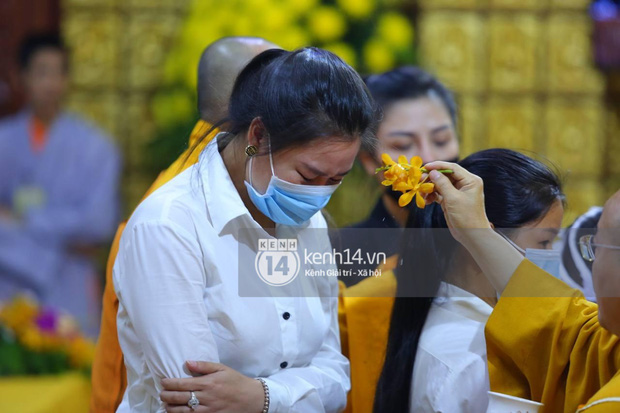 Xót xa hình ảnh vợ cố NS Vân Quang Long mắt đỏ ngầu ôm di ảnh chồng, con thơ bật khóc không chịu đeo khăn tang - Ảnh 5. Xót xa hình ảnh vợ cố NS Vân Quang Long mắt đỏ ngầu ôm di ảnh chồng, con thơ bật khóc không chịu đeo khăn tang - Ảnh 5.