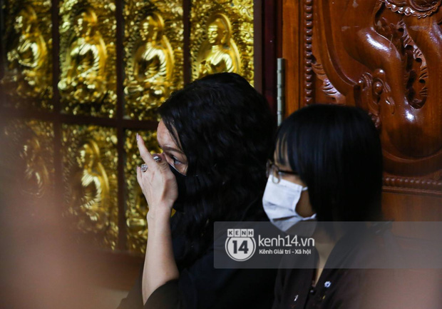 Cập nhật tang lễ NS Vân Quang Long: Lam Trường lặng lẽ đến viếng, rơi nước mắt với hình ảnh các con của cố NS chắp tay cảm ơn từng người - Ảnh 33. Cập nhật tang lễ NS Vân Quang Long: Lam Trường lặng lẽ đến viếng, rơi nước mắt với hình ảnh các con của cố NS chắp tay cảm ơn từng người - Ảnh 33.