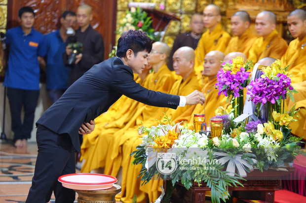 Cập nhật tang lễ NS Vân Quang Long: Lam Trường lặng lẽ đến viếng, rơi nước mắt với hình ảnh các con của cố NS chắp tay cảm ơn từng người - Ảnh 34. Cập nhật tang lễ NS Vân Quang Long: Lam Trường lặng lẽ đến viếng, rơi nước mắt với hình ảnh các con của cố NS chắp tay cảm ơn từng người - Ảnh 34.