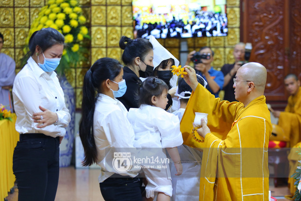 Cập nhật tang lễ NS Vân Quang Long: Lam Trường lặng lẽ đến viếng, rơi nước mắt với hình ảnh các con của cố NS chắp tay cảm ơn từng người - Ảnh 36. Cập nhật tang lễ NS Vân Quang Long: Lam Trường lặng lẽ đến viếng, rơi nước mắt với hình ảnh các con của cố NS chắp tay cảm ơn từng người - Ảnh 36.