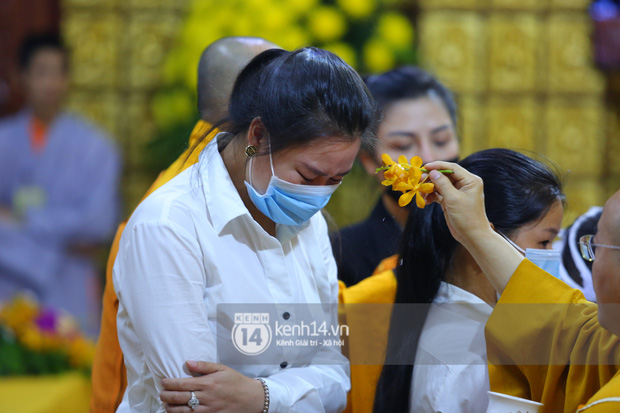 Cập nhật tang lễ NS Vân Quang Long: Lam Trường lặng lẽ đến viếng, rơi nước mắt với hình ảnh các con của cố NS chắp tay cảm ơn từng người - Ảnh 37.