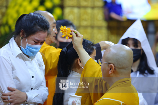 Cập nhật tang lễ NS Vân Quang Long: Lam Trường lặng lẽ đến viếng, rơi nước mắt với hình ảnh các con của cố NS chắp tay cảm ơn từng người - Ảnh 38. Cập nhật tang lễ NS Vân Quang Long: Lam Trường lặng lẽ đến viếng, rơi nước mắt với hình ảnh các con của cố NS chắp tay cảm ơn từng người - Ảnh 38.