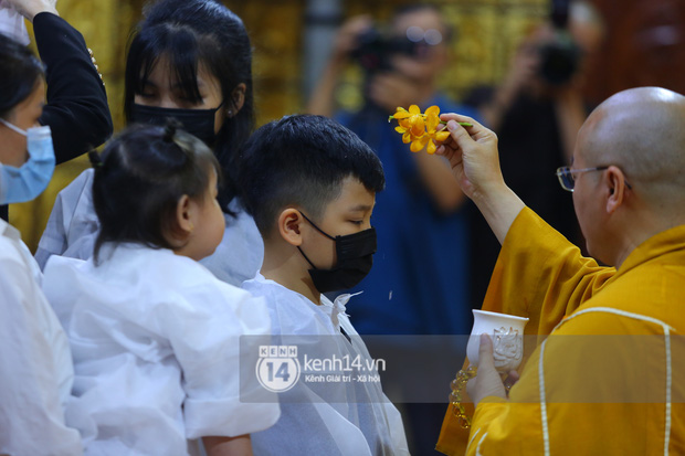 Cập nhật tang lễ NS Vân Quang Long: Lam Trường lặng lẽ đến viếng, rơi nước mắt với hình ảnh các con của cố NS chắp tay cảm ơn từng người - Ảnh 40.