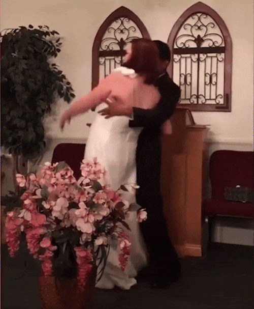 Gặp sự cố hài hước khi vui quá đà trong đám cưới - Ảnh 5. Gặp sự cố hài hước khi vui quá đà trong đám cưới - Ảnh 5.