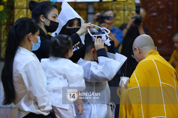 Cập nhật tang lễ NS Vân Quang Long: Lam Trường lặng lẽ đến viếng, rơi nước mắt với hình ảnh các con của cố NS chắp tay cảm ơn từng người - Ảnh 41. Cập nhật tang lễ NS Vân Quang Long: Lam Trường lặng lẽ đến viếng, rơi nước mắt với hình ảnh các con của cố NS chắp tay cảm ơn từng người - Ảnh 41.