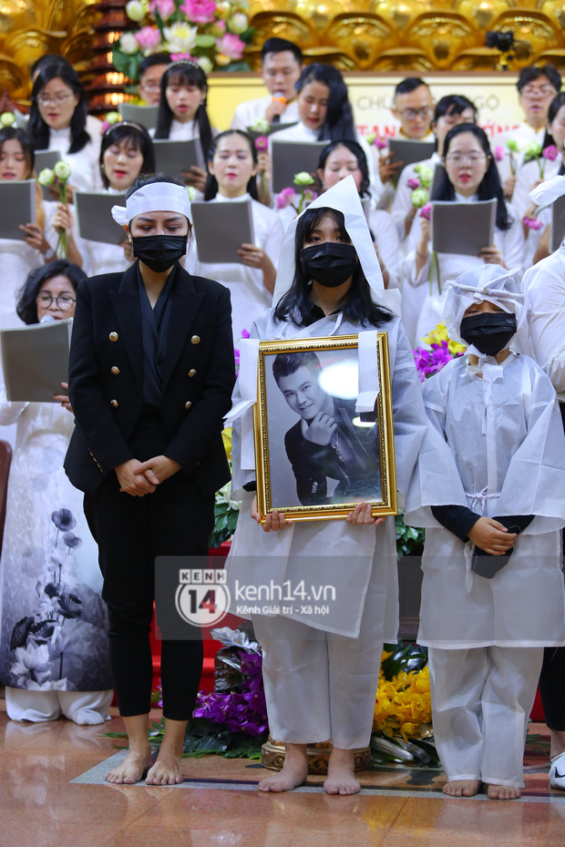 Cập nhật tang lễ NS Vân Quang Long: Lam Trường lặng lẽ đến viếng, rơi nước mắt với hình ảnh các con của cố NS chắp tay cảm ơn từng người - Ảnh 45.