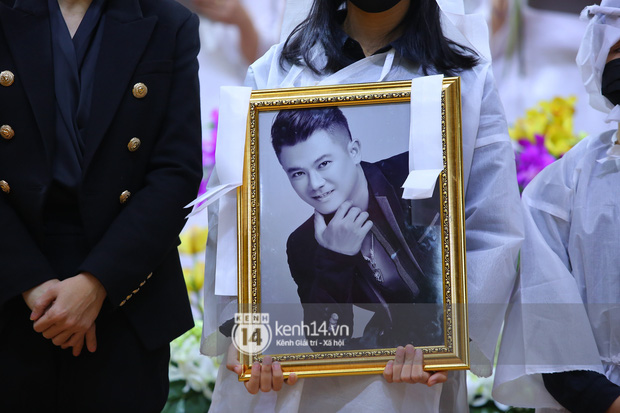 Cập nhật tang lễ NS Vân Quang Long: Lam Trường lặng lẽ đến viếng, rơi nước mắt với hình ảnh các con của cố NS chắp tay cảm ơn từng người - Ảnh 47. Cập nhật tang lễ NS Vân Quang Long: Lam Trường lặng lẽ đến viếng, rơi nước mắt với hình ảnh các con của cố NS chắp tay cảm ơn từng người - Ảnh 47.