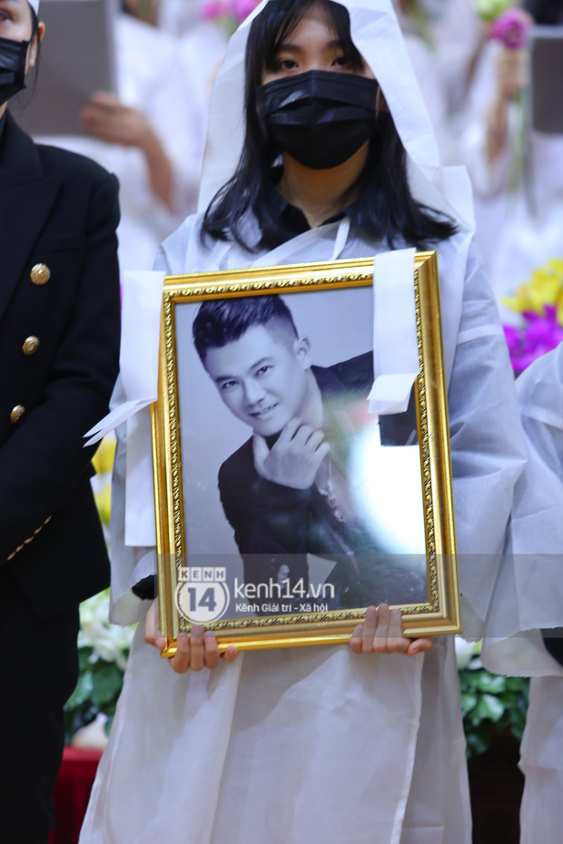 Cập nhật tang lễ NS Vân Quang Long: Lam Trường lặng lẽ đến viếng, rơi nước mắt với hình ảnh các con của cố NS chắp tay cảm ơn từng người - Ảnh 49.