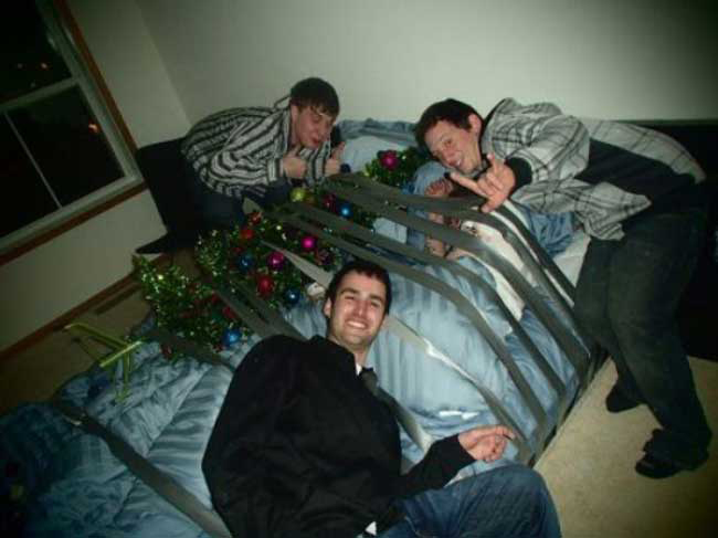 Hậu quả lĩnh đủ khi đi ngủ không phòng thủ với lũ bạn - Ảnh 6.