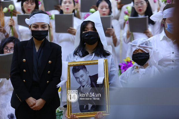 Cập nhật tang lễ NS Vân Quang Long: Lam Trường lặng lẽ đến viếng, rơi nước mắt với hình ảnh các con của cố NS chắp tay cảm ơn từng người - Ảnh 51.