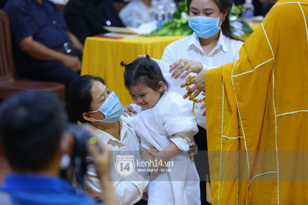 Cập nhật tang lễ NS Vân Quang Long: Lam Trường lặng lẽ đến viếng, rơi nước mắt với hình ảnh các con của cố NS chắp tay cảm ơn từng người - Ảnh 54.