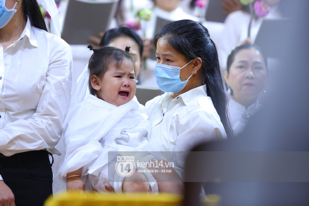 Cập nhật tang lễ NS Vân Quang Long: Lam Trường lặng lẽ đến viếng, rơi nước mắt với hình ảnh các con của cố NS chắp tay cảm ơn từng người - Ảnh 56. Cập nhật tang lễ NS Vân Quang Long: Lam Trường lặng lẽ đến viếng, rơi nước mắt với hình ảnh các con của cố NS chắp tay cảm ơn từng người - Ảnh 56.