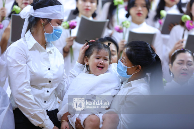 Cập nhật tang lễ NS Vân Quang Long: Lam Trường lặng lẽ đến viếng, rơi nước mắt với hình ảnh các con của cố NS chắp tay cảm ơn từng người - Ảnh 57.