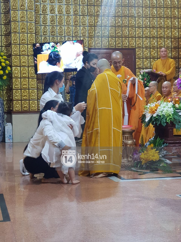 Cập nhật tang lễ NS Vân Quang Long: Lam Trường lặng lẽ đến viếng, rơi nước mắt với hình ảnh các con của cố NS chắp tay cảm ơn từng người - Ảnh 59. Cập nhật tang lễ NS Vân Quang Long: Lam Trường lặng lẽ đến viếng, rơi nước mắt với hình ảnh các con của cố NS chắp tay cảm ơn từng người - Ảnh 59.