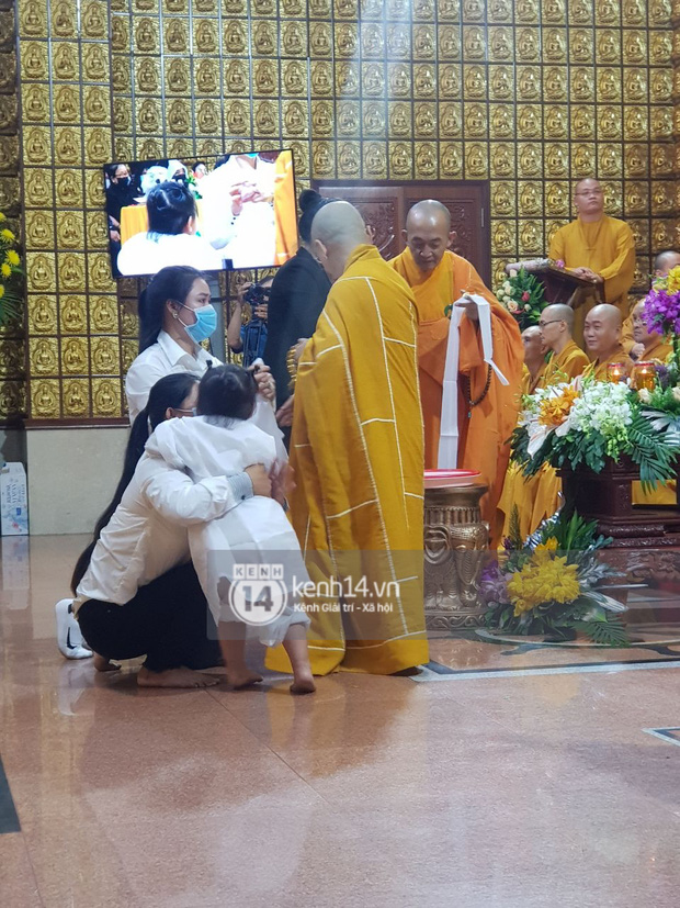 Cập nhật tang lễ NS Vân Quang Long: Lam Trường lặng lẽ đến viếng, rơi nước mắt với hình ảnh các con của cố NS chắp tay cảm ơn từng người - Ảnh 60. Cập nhật tang lễ NS Vân Quang Long: Lam Trường lặng lẽ đến viếng, rơi nước mắt với hình ảnh các con của cố NS chắp tay cảm ơn từng người - Ảnh 60.