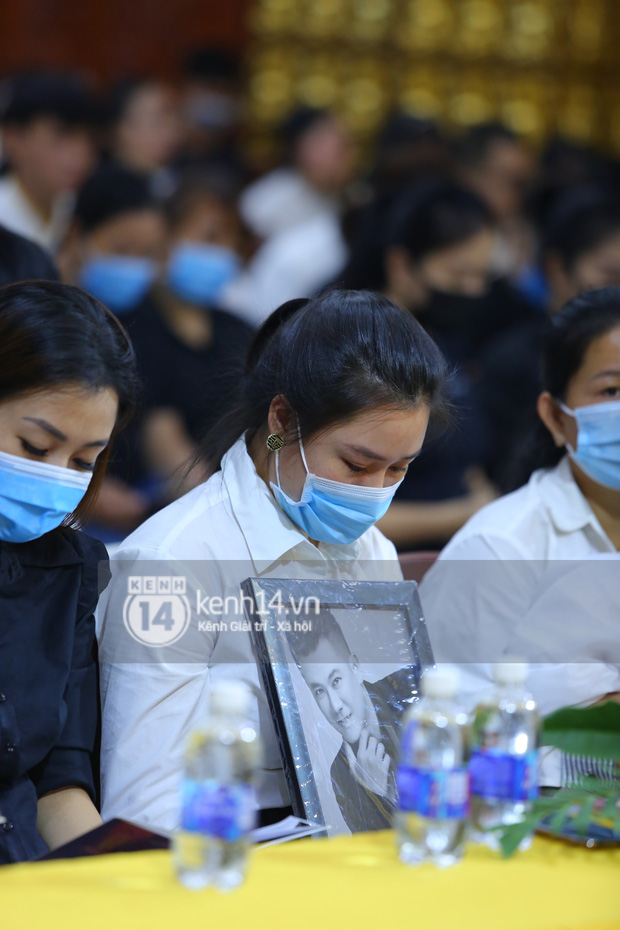 Cập nhật tang lễ NS Vân Quang Long: Lam Trường lặng lẽ đến viếng, rơi nước mắt với hình ảnh các con của cố NS chắp tay cảm ơn từng người - Ảnh 66.