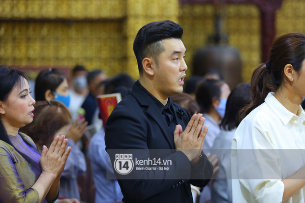 Cập nhật tang lễ NS Vân Quang Long: Lam Trường lặng lẽ đến viếng, rơi nước mắt với hình ảnh các con của cố NS chắp tay cảm ơn từng người - Ảnh 68. Cập nhật tang lễ NS Vân Quang Long: Lam Trường lặng lẽ đến viếng, rơi nước mắt với hình ảnh các con của cố NS chắp tay cảm ơn từng người - Ảnh 68.