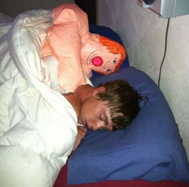 Hậu quả lĩnh đủ khi đi ngủ không phòng thủ với lũ bạn - Ảnh 8.