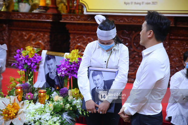 Cập nhật tang lễ NS Vân Quang Long: Lam Trường lặng lẽ đến viếng, rơi nước mắt với hình ảnh các con của cố NS chắp tay cảm ơn từng người - Ảnh 8.