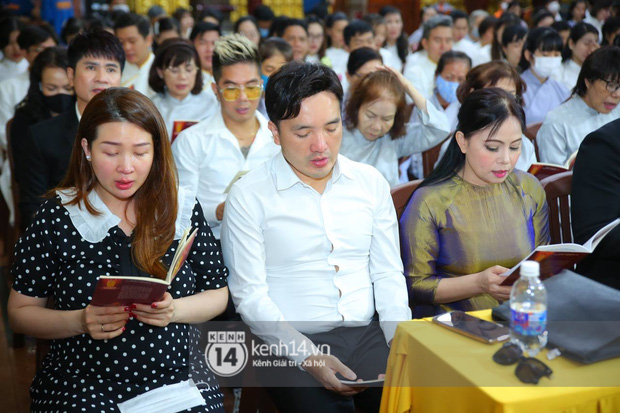 Cập nhật tang lễ NS Vân Quang Long: Lam Trường lặng lẽ đến viếng, rơi nước mắt với hình ảnh các con của cố NS chắp tay cảm ơn từng người - Ảnh 74. Cập nhật tang lễ NS Vân Quang Long: Lam Trường lặng lẽ đến viếng, rơi nước mắt với hình ảnh các con của cố NS chắp tay cảm ơn từng người - Ảnh 74.