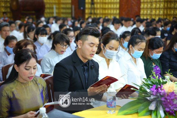 Cập nhật tang lễ NS Vân Quang Long: Lam Trường lặng lẽ đến viếng, rơi nước mắt với hình ảnh các con của cố NS chắp tay cảm ơn từng người - Ảnh 76.