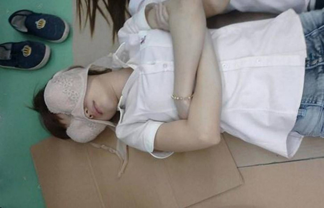 Hậu quả lĩnh đủ khi đi ngủ không phòng thủ với lũ bạn - Ảnh 9.