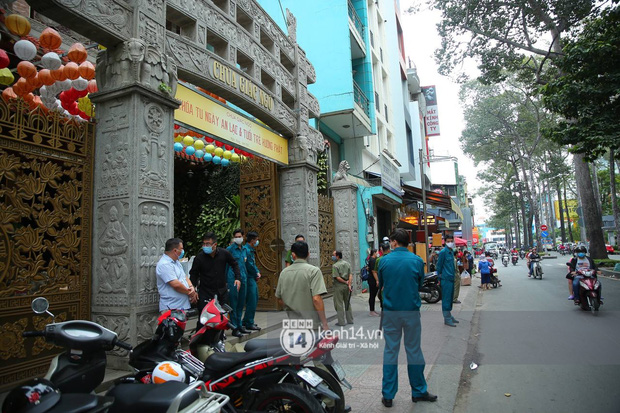 Cập nhật tang lễ NS Vân Quang Long: Lam Trường lặng lẽ đến viếng, rơi nước mắt với hình ảnh các con của cố NS chắp tay cảm ơn từng người - Ảnh 82.