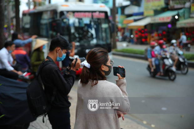 Cập nhật tang lễ NS Vân Quang Long: Lam Trường lặng lẽ đến viếng, rơi nước mắt với hình ảnh các con của cố NS chắp tay cảm ơn từng người - Ảnh 85. Cập nhật tang lễ NS Vân Quang Long: Lam Trường lặng lẽ đến viếng, rơi nước mắt với hình ảnh các con của cố NS chắp tay cảm ơn từng người - Ảnh 85.