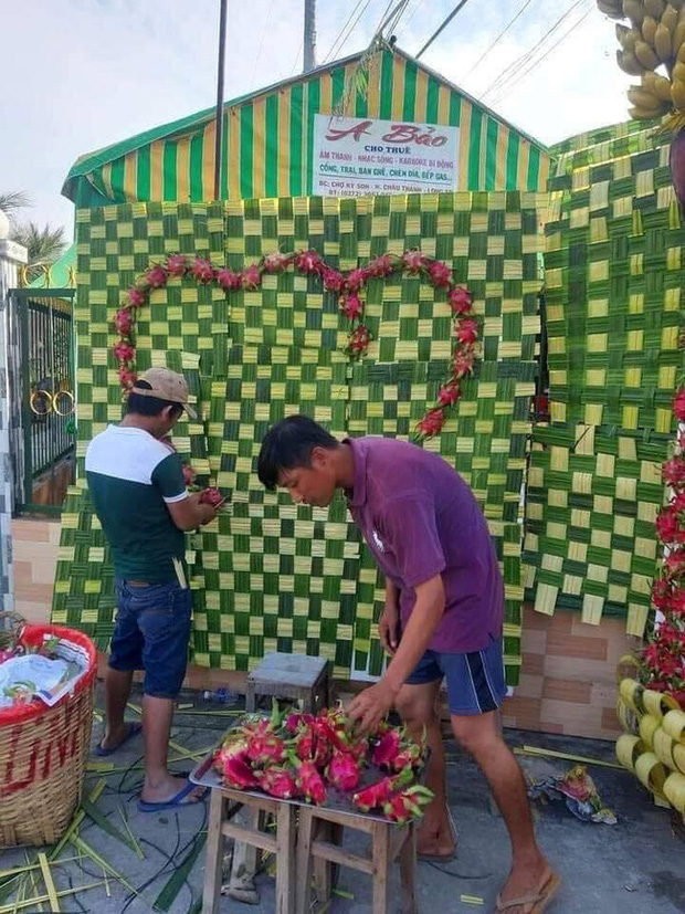 Dân mạng cười bò với chiếc cổng cưới được làm từ quả thanh long và... chuối, khách đến dự tiệc xong có thể tiện tay vặt một trái về nhà!? - Ảnh 2.