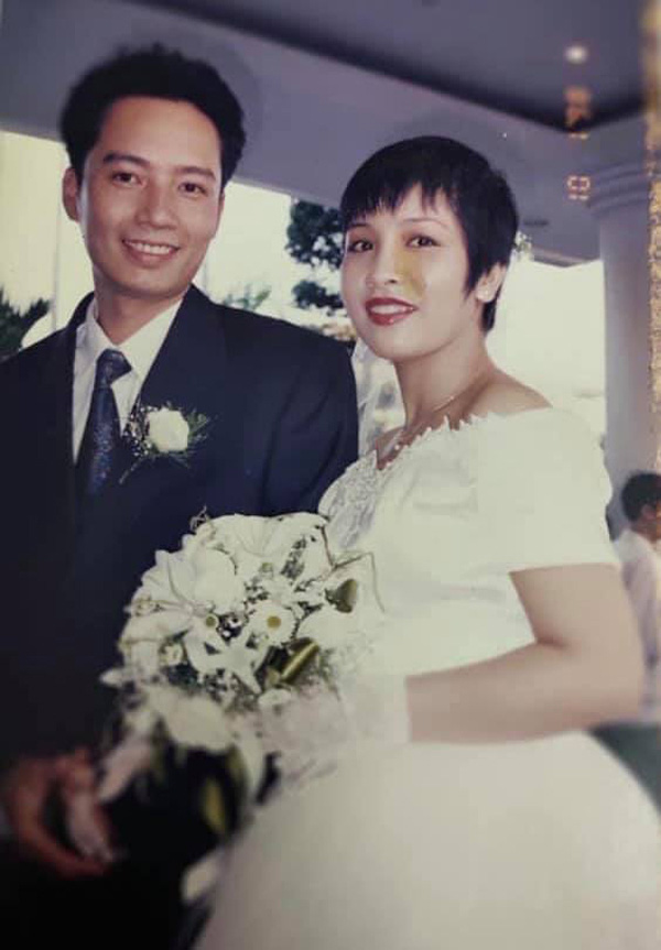  Diva Mỹ Linh khoe ảnh cưới trong trẻo, tiết lộ đã 23 năm vẫn ngủ chung giường cùng nhạc sĩ Anh Quân  - Ảnh 1.