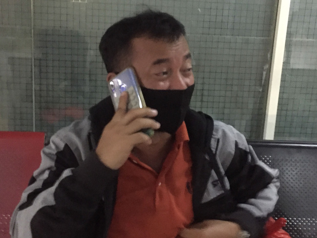 Người đàn ông thẫn thờ nhìn ảnh con mới sinh trong điện thoại, rơi nước mắt đợi tin từ chuyến bay gặp nạn ở Indonesia: Vợ và 3 con tôi là hành khách - Ảnh 4.