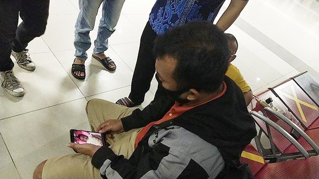 Người đàn ông thẫn thờ nhìn ảnh con mới sinh trong điện thoại, rơi nước mắt đợi tin từ chuyến bay gặp nạn ở Indonesia: Vợ và 3 con tôi là hành khách - Ảnh 5.