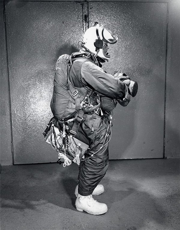 Joseph Kittinger chuẩn bị trang phục bảo hộ. Ảnh: Internet